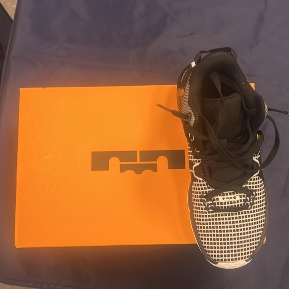 Lebron Witness VII black and white - Picture 2 of 7